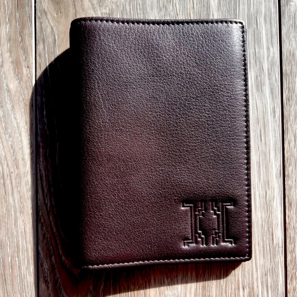 NWOT Leatherology Deluxe Passport Holder